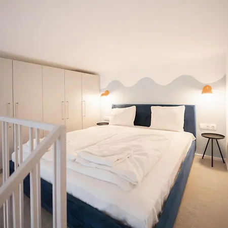 I Got 5 On It #3 - Brand New By Pink Flamingo Apartment Budapest